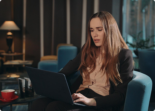 Finanzexpertin am Laptop