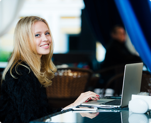 Person am Laptop bei Finanzplanung